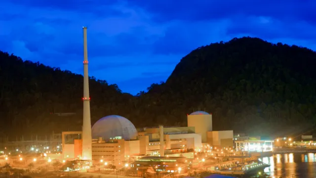 Fotografia de uma usina nuclear