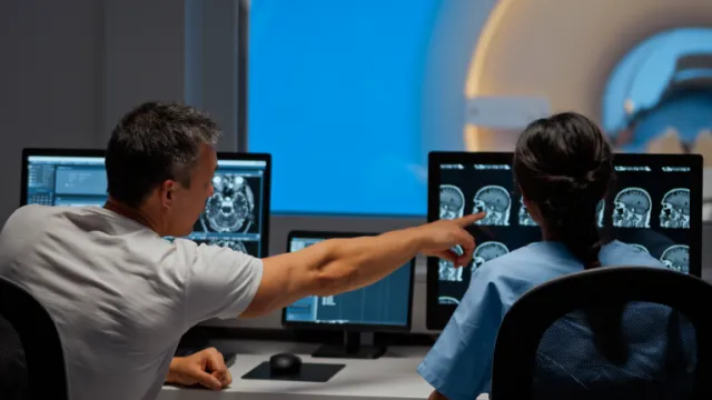 Fotografia de técnicos em tomografia observando os exames
