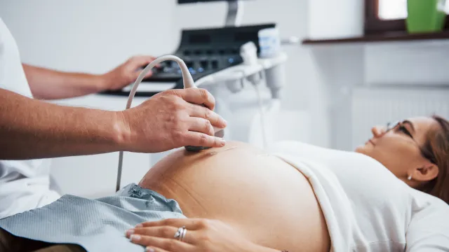 Fotografia de uma mulher fazendo o pré-natal