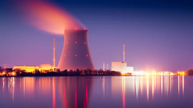 Fotografia de uma usina nuclear