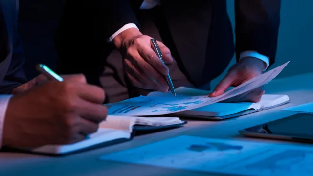 Fotografia de de pessoas assinando contratos