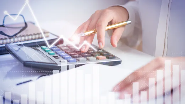 Arte de uma pessoa digitando em uma calculadora