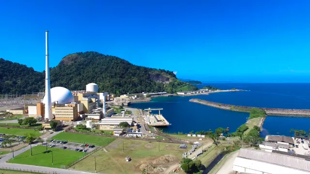 Fotografia aérea de uma usina da Amazul