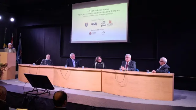 O Diretor Técnico da AMAZUL integrou a mesa de abertura junto ao presidente da ADVB, Miguel Ignatios, o presidente do Instituto de Engenharia, José Eduardo Jardim, a superintendente do IPEN, dra. Isolda Costa, e o presidente da Seção Latino-Americana da American Nuclear Society, Ney Zanella dos Santos.