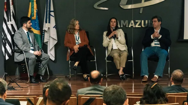 Daniel Santos (AMAZUL), Dra. Constanza Cova (CNEA/Argentina), Hortensia Jiménez (ABEN) e Thiago Mastrangelo (CENA), 